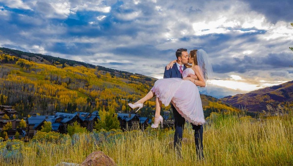 Couple de maries celebrant leur anniversaire de mariage