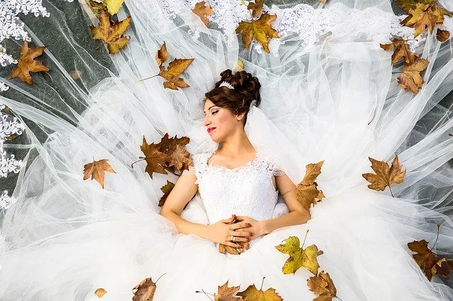 Mariee ukrainienne se preparant pour le jour du mariage