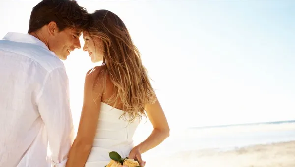 Ceremonie de mariage orthodoxe russe avec couronnement dans une eglise